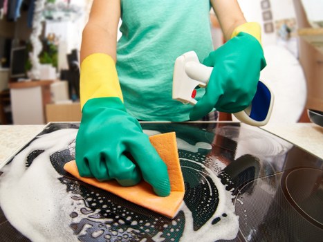 Deep carpet cleaning equipment used by a carpet cleaner in EC1
